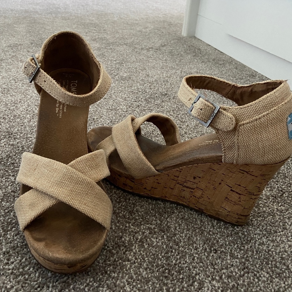 Nude Tom’s wedges size 8